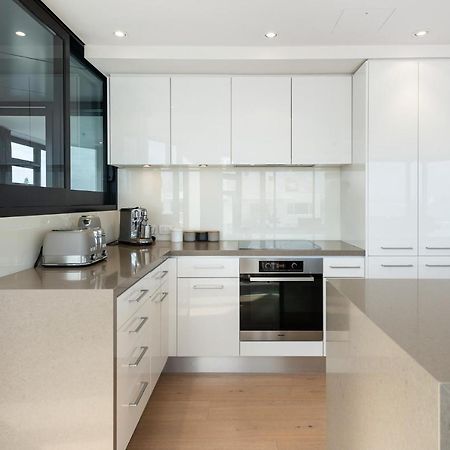 Superb Elevated Views Of Harbour With Heated Pool, Gym & Parking Lägenhet Mount Maunganui Exteriör bild