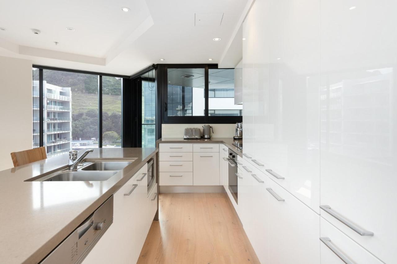 Superb Elevated Views Of Harbour With Heated Pool, Gym & Parking Lägenhet Mount Maunganui Exteriör bild
