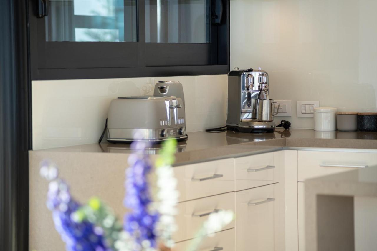 Superb Elevated Views Of Harbour With Heated Pool, Gym & Parking Lägenhet Mount Maunganui Exteriör bild